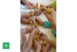 Die Kinder zeigen stolz ihre selbst hergestellten Bienenwachs-Kerzen. <span class="copy">&copy; Naturpark Nordeifel e.V.</span>