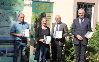Foto von rechts: Günter Schumacher (Vorsitzender), Aloysius Söhngen (stellvertretender Vorsitzender), Anne Stollenwerk (Geschäftsführerin, Teilgebiet Rheinland-Pfalz) und Ulrich Klinkhammer (Mitarbeiter des Naturparks) stellten den Jahresbericht 2014 vor. <span class="copy">&copy; Frank Auffenberg</span>