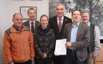 Herr André Seitz (2. von rechts) unterzeichnete am vergangenen Freitag seinen Arbeitsvertrag als neuer Geschäftsführer des Naturparks Nordeifel e.V., Teilgebiet NRW <span class="copy">&copy; Naturpark Nordeifel</span>
