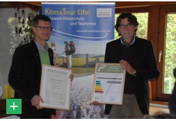 Jan Lembach, Geschäftsführer Naturpark Nordeifel (v.l.), übergibt Ernst Lüttgau, dem Geschäftsführer des Eifel-Camps als ersten Campingplatz Deutschlands die Auszeichnung zur CO2-Bilanz von Viabono. <span class="copy">&copy; Eifel-Camp</span>