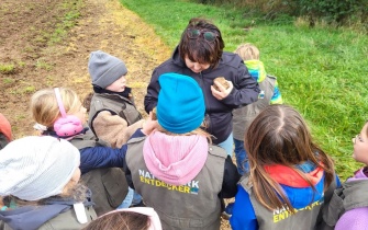 Naturpark-Entdecker auf dem Fossilienacker. <span class="copy">© Grundschule Wallersheim</span>