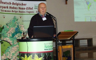 Prof. Dr. Wolfgang Schumacher während seines Vortrags „Biologische Vielfalt und Naturschutz im Naturpark Nordeifel“ <span class="copy">&copy; Naturpark Nordeifel</span>