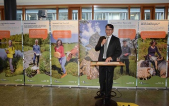 Staatssekretär Michael Hauer präsentiert die neue Wanderausstellung der Nationalen Naturlandschaften in Rheinland-Pfalz <span class="copy">&copy; MKUEM</span>