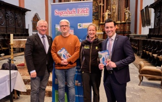 Aloysius Söhngen, Christian Humberg, Anne Derks u. Johannes Reuschen (v.l.) bei der Buchvorstellung. <span class="copy">&copy; Sven Nieder, Eifelbildverlag</span>