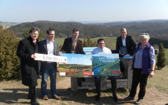 Am Eifel-Blick Kalvarienberg in Blankenheim-Alendorf wurden die Eifel-Blicke-Wanderbücher und die -App präsentiert <span class="copy">&copy; Naturpark Nordeifel</span>