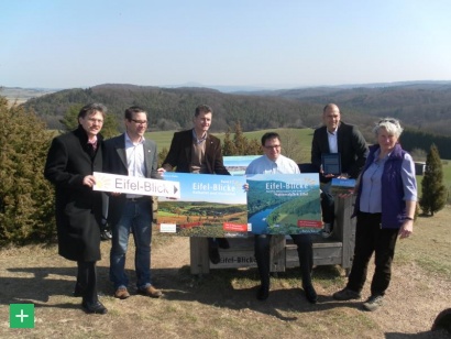 Am Eifel-Blick Kalvarienberg in Blankenheim-Alendorf wurden die Eifel-Blicke-Wanderbücher und die -App präsentiert <span class="copy">&copy; Naturpark Nordeifel</span>