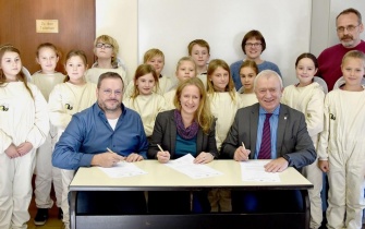 Arnold Gierten, Anne Derks und Aloysius Söhngen (v.l.) bei der Unterzeichnung der Kooperationsvereinbarung. <span class="copy">&copy; Manfred Schuler, Pressestelle VG Prüm</span>