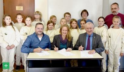 Arnold Gierten, Anne Derks und Aloysius Söhngen (v.l.) bei der Unterzeichnung der Kooperationsvereinbarung. <span class="copy">&copy; Manfred Schuler, Pressestelle VG Prüm</span>