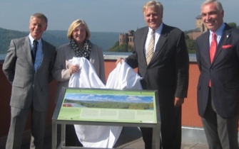 Auf dem Dach der Jugendherberge Nideggen wurde die Panoramatafel des neuen Eifel-Blicks enthüllt durch Friedhelm Kamps (DJH Rheinland), Bürgermeisterin Margit Göckemeyer, Landrat Wolfgang Spelthahn (Kreis Düren) und Günter Schuhmacher (Vorsitzender Naturp <span class="copy">&copy; Stadt Nideggen</span>