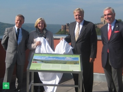 Auf dem Dach der Jugendherberge Nideggen wurde die Panoramatafel des neuen Eifel-Blicks enthüllt durch Friedhelm Kamps (DJH Rheinland), Bürgermeisterin Margit Göckemeyer, Landrat Wolfgang Spelthahn (Kreis Düren) und Günter Schuhmacher (Vorsitzender Naturp <span class="copy">&copy; Stadt Nideggen</span>