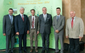 Bürgermeister Reinhold Müller (Gemeinde Dahlem), Bürgermeister Albert Bergmann (Stadt Zülpich), Christoph Hartmann (Landesgartenschau Zülpich 2014 GmbH), Günter Schumacher (Vorsitzender Naturpark Nordeifel) sowie die beiden Naturpark-Geschäftsführer Jan L <span class="copy">&copy; Naturpark Nordeifel</span>