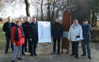 Bürgermeister Rudolf-Westerburg (mitte li.) und Naturpark-Geschäftsführer Jan Lembach (mitte re.) stellten die Pläne zum Neubau des Aussichtsturms vor. <span class="copy">&copy; Naturpark Nordeifel</span>