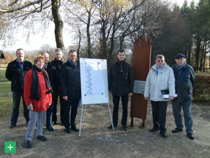 Bürgermeister Rudolf-Westerburg (mitte li.) und Naturpark-Geschäftsführer Jan Lembach (mitte re.) stellten die Pläne zum Neubau des Aussichtsturms vor. <span class="copy">&copy; Naturpark Nordeifel</span>