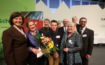 Bundeslandwirtschaftsministerin Ilse Aigner (links) überreichte den Projektvertretern aus Schmidtheim gut gelaunt die Auszeichnung für den zweiten Platz im Wettbewerb &quot;Gemeinsam stark sein&quot;. <span class="copy">&copy; F. Ossenbrink</span>