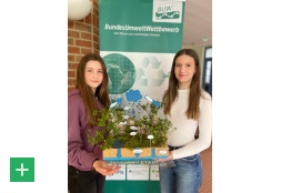 Carla Thielen und Louana Bretz mit ihrem Schwammstadt-Modell <span class="copy">&copy; M. Ostermann </span>