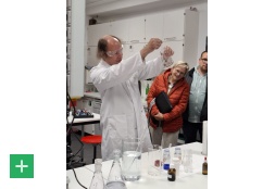 Chemisches Experiment (H. Fränzl) <span class="copy">&copy; M. Ostermann</span>