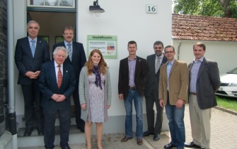 Das Naturpark-Team um den Naturpark-Vorsitzenden Günter Schumacher (oben links) übernahm von Bürgermeister Wilfried Pracht (oben rechts) die neuen Geschäftsräume im Bahnhof Nettersheim <span class="copy">&copy; Naturpark Nordeifel</span>