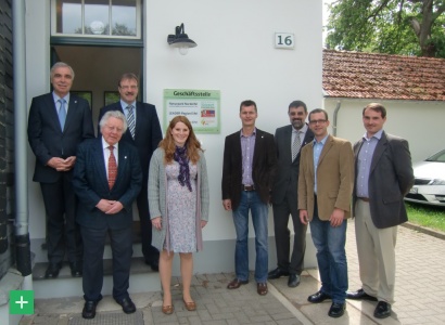 Das Naturpark-Team um den Naturpark-Vorsitzenden Günter Schumacher (oben links) übernahm von Bürgermeister Wilfried Pracht (oben rechts) die neuen Geschäftsräume im Bahnhof Nettersheim <span class="copy">&copy; Naturpark Nordeifel</span>