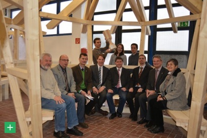 Das Sieger-Team freut sich über den Pokal (hinten), während die Jury in der Wanderhütte Platz nimmt. <span class="copy">&copy; FH Aachen</span>