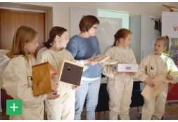 Die Kinder der Bienen-AG präsentieren selbst gebaute Nistkästen und Insektenhotels. <span class="copy">&copy; Manfred Schuler, Pressestelle VG Prüm</span>