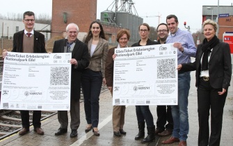 Die Projektpartner freuen sich über den gelungenen Start des GästeTickets in der Erlebnisregion Nationalpark Eifel. (v.l. Jan Lembach (Naturpark Nordeifel), Herbert Schmitz (Aachener Verkehrsverbund), Anja Höhn (Verkehrsverbund Rhein-Sieg), Iris Poth <span class="copy">&copy; Naturpark Nordeifel</span>