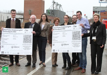 Die Projektpartner freuen sich über den gelungenen Start des GästeTickets in der Erlebnisregion Nationalpark Eifel. (v.l. Jan Lembach (Naturpark Nordeifel), Herbert Schmitz (Aachener Verkehrsverbund), Anja Höhn (Verkehrsverbund Rhein-Sieg), Iris Poth <span class="copy">&copy; Naturpark Nordeifel</span>