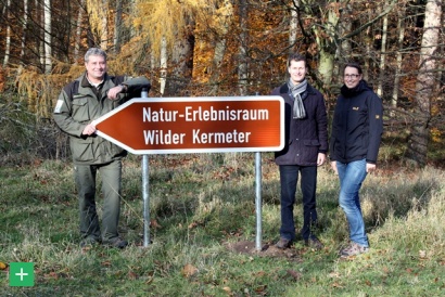  Die neue touristische Hinweisbeschilderung &quot;Barrierefreien Natur-Erlebnisraum Wilder Kermeter&quot;. v. l. M. Lammertz (NLP Eifel), J. Lembach (Geschäftsführer Naturpark Nordeifel), N. Rathofer (Naturpark Nordeifel) (c) NLP Eifel Touristische Verkehrsbeschild <span class="copy">&copy; Nationalpark Eifel</span>