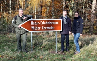  Die neue touristische Hinweisbeschilderung &quot;Barrierefreien Natur-Erlebnisraum Wilder Kermeter&quot;. v. l. M. Lammertz (NLP Eifel), J. Lembach (Geschäftsführer Naturpark Nordeifel), N. Rathofer (Naturpark Nordeifel) (c) NLP Eifel Touristische Verkehrsbeschild <span class="copy">&copy; Nationalpark Eifel</span>