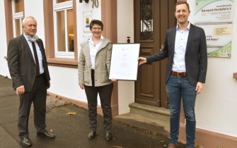 Foto v.l.: Aloysius Söhngen (Bürgermeister der Verbandsgemeinde Prüm), Michaela Ostermann (Regionale Fachberaterin Chemie) und Max Zacharias (Geschäftsführer Naturpark Nordeifel Teilgebiet RLP) <span class="copy">&copy; Foto VG Prüm</span>