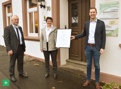 Foto v.l.: Aloysius Söhngen (Bürgermeister der Verbandsgemeinde Prüm), Michaela Ostermann (Regionale Fachberaterin Chemie) und Max Zacharias (Geschäftsführer Naturpark Nordeifel Teilgebiet RLP) <span class="copy">&copy; Foto VG Prüm</span>