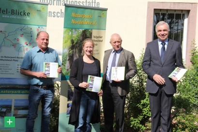 Foto von rechts: Günter Schumacher (Vorsitzender), Aloysius Söhngen (stellvertretender Vorsitzender), Anne Stollenwerk (Geschäftsführerin, Teilgebiet Rheinland-Pfalz) und Ulrich Klinkhammer (Mitarbeiter des Naturparks) stellten den Jahresbericht 2014 vor. <span class="copy">&copy; Frank Auffenberg</span>