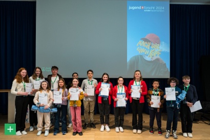 Franziska Ostermann, Lena Koch und Antonia Ostermann mit ihren Urkunden als Erstplatzierte beim Wettbewerb &quot;Jugend forscht/Schüler experimentieren 2024&quot; <span class="copy">&copy; SFZ Prümer Land</span>