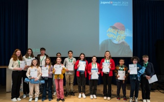 Franziska Ostermann, Lena Koch und Antonia Ostermann mit ihren Urkunden als Erstplatzierte beim Wettbewerb &quot;Jugend forscht/Schüler experimentieren 2024&quot; <span class="copy">&copy; SFZ Prümer Land</span>