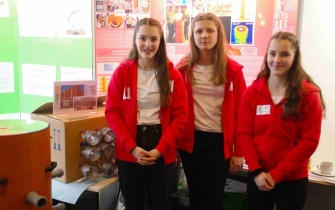 Franziska Ostermann, Lena Koch und Antonia Ostermann stellten sich in Bitburg der Jury &quot;Schüler experimentieren&quot; und belegten den 1. Platz <span class="copy">&copy; Michaela Ostermann</span>