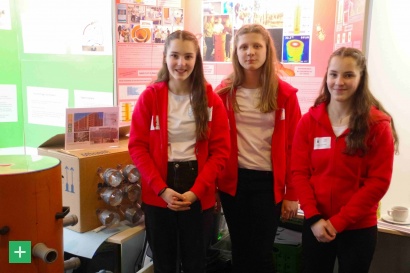 Franziska Ostermann, Lena Koch und Antonia Ostermann stellten sich in Bitburg der Jury &quot;Schüler experimentieren&quot; und belegten den 1. Platz <span class="copy">&copy; Michaela Ostermann</span>