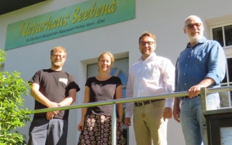 Gruppenfoto des Naturpark-Teams zur Leitbild-Vorstellung: Dominik Arens (wiss. Mitarbeiter, Wallonie), Anne Derks (Geschäftsführerin RLP), Dominik Hosters (Geschäftsführer NRW), Francois Charlier (Direktor Wallonie) (v.l.) <span class="copy">&copy; Dt.-Belg. Naturpark Hohes Venn - Eifel / Monika Jakobs</span>