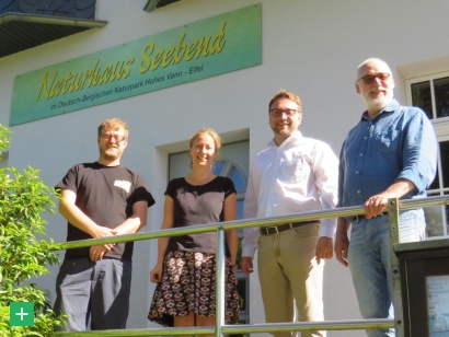 Gruppenfoto des Naturpark-Teams zur Leitbild-Vorstellung: Dominik Arens (wiss. Mitarbeiter, Wallonie), Anne Derks (Geschäftsführerin RLP), Dominik Hosters (Geschäftsführer NRW), Francois Charlier (Direktor Wallonie) (v.l.) <span class="copy">&copy; Dt.-Belg. Naturpark Hohes Venn - Eifel / Monika Jakobs</span>