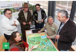 Hatten Freude beim Ausprobieren des neuen Spiels (v.l.n.r.): Dominik Hosters, Geschäfts-führer des Naturparks Nordeifel, der Initiator des Wanderangebots „Wildnis-Trail“ und stellvertretende Nationalpark-Leiter Michael Lammertz, Rureifel-Geschäftsführer G <span class="copy">&copy; Nationalparkverwaltung Eifel / M. Weisgerber</span>