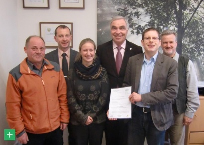 Herr André Seitz (2. von rechts) unterzeichnete am vergangenen Freitag seinen Arbeitsvertrag als neuer Geschäftsführer des Naturparks Nordeifel e.V., Teilgebiet NRW <span class="copy">&copy; Naturpark Nordeifel</span>