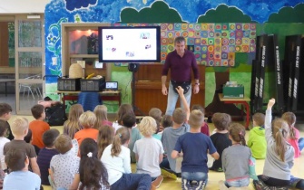 Herr Trenz bringt Kita- und Grundschulkinder im Rahmen der Umweltaktionstage 2018 zum Staunen. <span class="copy">&copy; Naturpark Nordeifel e.V.</span>