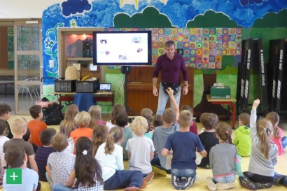 Herr Trenz bringt Kita- und Grundschulkinder im Rahmen der Umweltaktionstage 2018 zum Staunen. <span class="copy">&copy; Naturpark Nordeifel e.V.</span>
