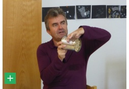 Herr Trenz mit einer von den Kita-Kindern selbst gebauten Nisthilfe für Mauerbienen. <span class="copy">&copy; Naturpark Nordeifel e.V.</span>