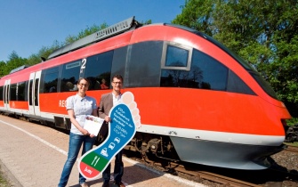 Innerhalb der Initiative &quot;KlimaTour Eifel&quot; unterstützen Projektmitarbeiterin Nadine Rathofer (li) und Geschäftsführer Jan Lembach (re) gemeinsam mit regionalen Partnern Maßnahmen zur klimafreundlichen Anreise mit Bussen und Bahnen <span class="copy">&copy; Naturpark Nordeifel</span>