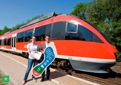 Innerhalb der Initiative &quot;KlimaTour Eifel&quot; unterstützen Projektmitarbeiterin Nadine Rathofer (li) und Geschäftsführer Jan Lembach (re) gemeinsam mit regionalen Partnern Maßnahmen zur klimafreundlichen Anreise mit Bussen und Bahnen <span class="copy">&copy; Naturpark Nordeifel</span>