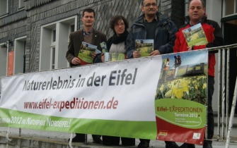 Jan Lembach stellt mit den Partnern Fanny Lorette (Naturparkzentrum Botrange), Wolfgang Düx (Naturzentrum Eifel) und Ulrich Klinkhammer die &quot;Eifel-Expeditionen 2012&quot; vor <span class="copy">&copy; Naturpark Nordeifel</span>