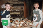 Kinder beim Brotbacken <span class="copy">&copy; LVR-Freilichtmuseum Kommern</span>