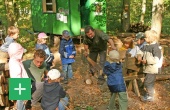Kinder sägen Holz <span class="copy">&copy; WaldPädagogikZentrum Eifel</span>