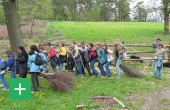 Kinder spielen mit selbtsgebauten Hexenbesen <span class="copy">&copy; WaldPädagogikZentrum Eifel</span>