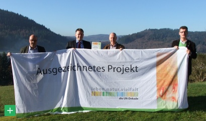 Markus Pfeifer (3.v.l.), Geschäftsführer Regionalmarke EIFEL, präsentiert gemeinsam mit den Gesellschaftern Dirk Kleis (Kreishandwerkerschaft Mosel-Eifel-Hunsrück-Region), Gordon Schnieder (Naturpark Südeifel) und Jan Lembach (Naturpark Nordeifel) vor d <span class="copy">&copy; Naturpark Nordeifel</span>