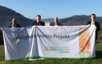 Markus Pfeifer (3.v.l.), Geschäftsführer Regionalmarke EIFEL, präsentiert gemeinsam mit den Gesellschaftern Dirk Kleis (Kreishandwerkerschaft Mosel-Eifel-Hunsrück-Region), Gordon Schnieder (Naturpark Südeifel) und Jan Lembach (Naturpark Nordeifel) vor d <span class="copy">&copy; Naturpark Nordeifel</span>